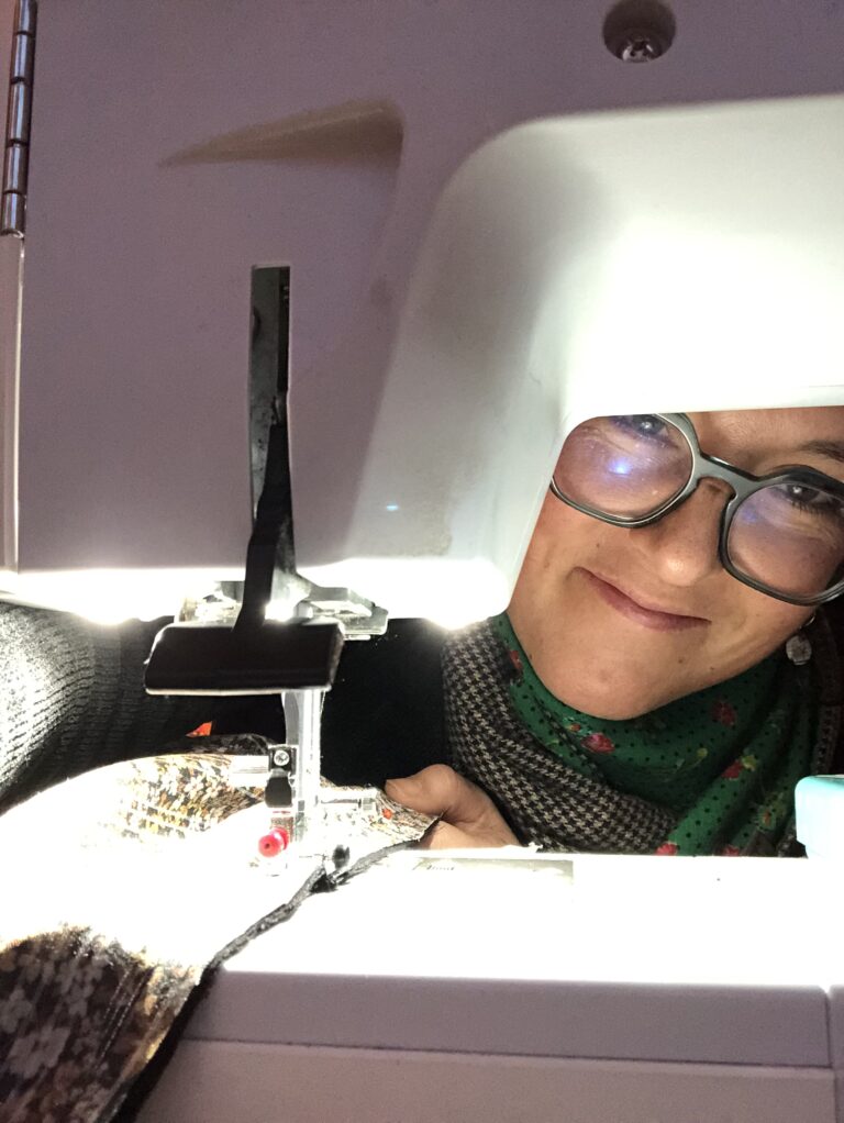 Émilie à sa machine à coudre